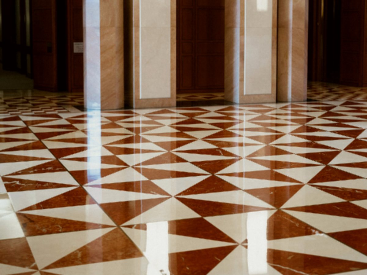 Representatieve entree met geometrische tegelvloer