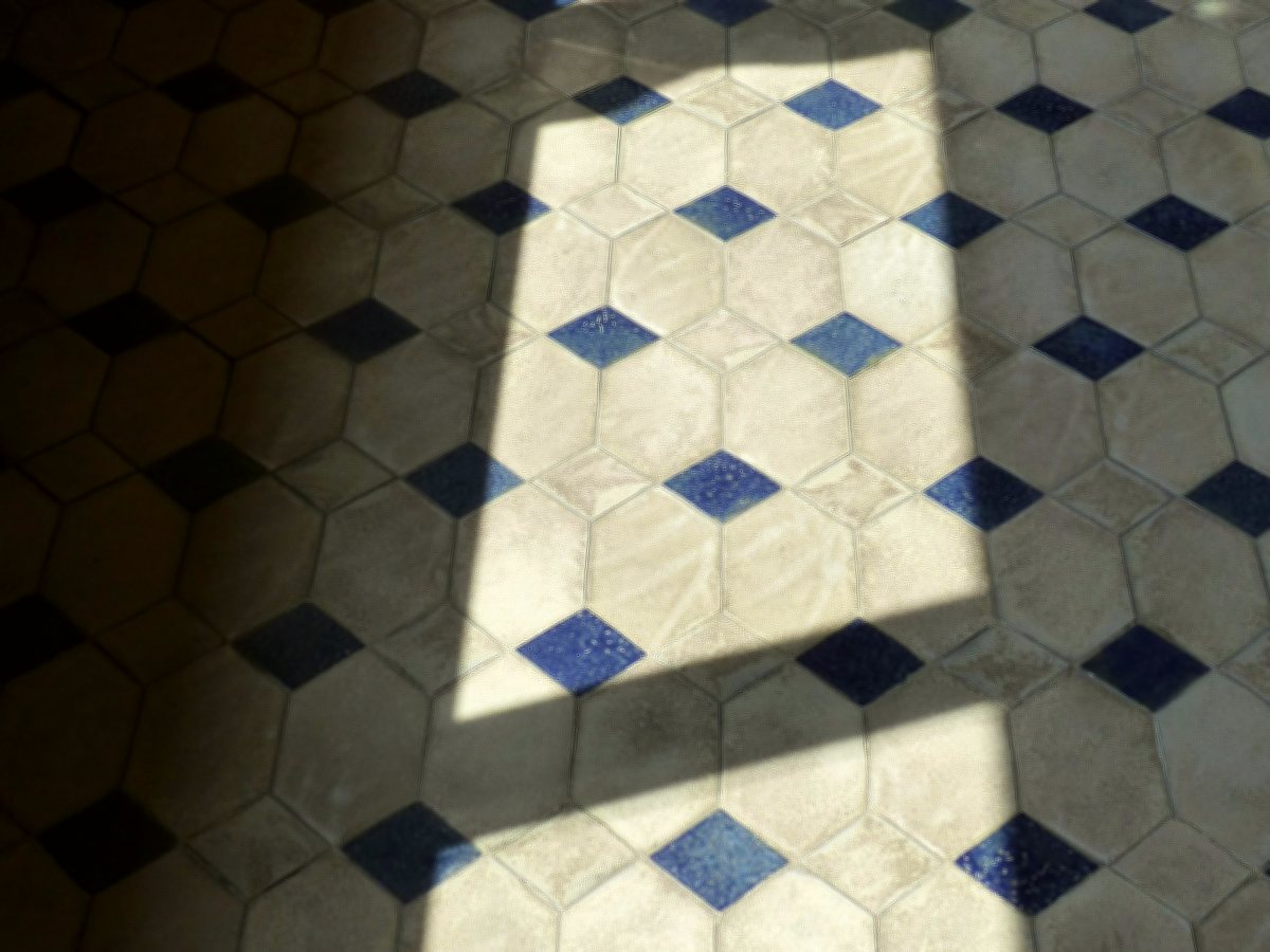 Decoratieve hexagon vloertegels met lichtinval