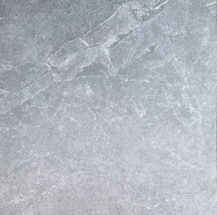 Detail van een steengrijze keramische tegel met natuurlijke adering